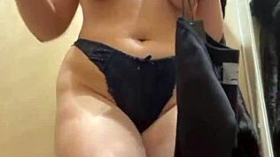 Extrémne verejné kurvenie s ovládaním vibrátora, prstovanie oholenú pičku zblízka tvrdé!