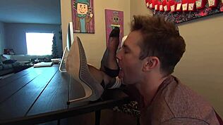 Glücklicher Weihnachtself betet Mrs. Claus' pralle, weiche, runzlige Sohlen in Nylon-Heels an.