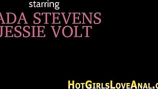 Prvič lezbijka dobi rit igračkan ob bazenu