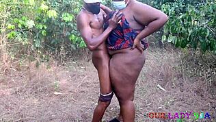 和大胸村里老情人在灌木丛里的圣诞性爱超激烈