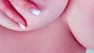 큰 젖 미녀가 카메라 앞에서 큰 젖꼭지 흥분시켜요! 부모님 벽 뒤에서 자요