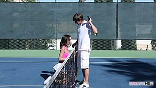 โค้ชเทนนิสฉันตะลึงเห็นหีเรียบของฉันกลางแจ้ง ฉันขี่เขาเลยตรงสนาม