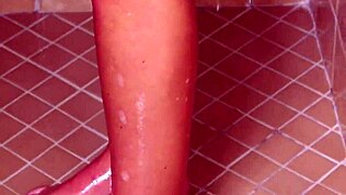 Młoda blond laska 18+ w gorącym prysznicu