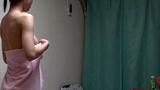 美女在隐藏摄像头下淋浴被抓，感觉超真实