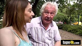 Tak jsem zaplatil tomuto starému chlapovi, aby šukal jeho horkou mladou 18+ přítelkyni.