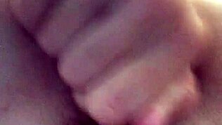 Australská kurva prstuje mokrou kundu hračkami v třetí masturbaci