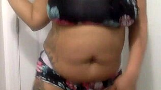 aguenta essa milf negra tetuda dançando sedutora no banheiro?