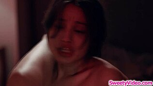 ميلف بصدر كبير تجلس على وجهها من قبل مراهقة ليزبية حارة بالغة