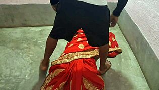 इंडियन नई शादीशुदा सेक्सी हाउसवाइफ ने घर पर सुहागरात जोश के साथ मनाई