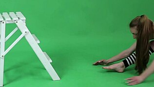 Giovane ginnasta mora Anna Mostik spalanca le gambe in palestra