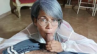 좋은 성적 위해 스텝맘이 자지 빨아 삼키며 세게 올라타