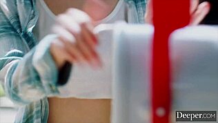 Dieper, slechte meid Freya smeekt om handboeien terwijl ze hard rijdt