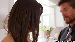 جميلة شابة خضراء خاضعة تطيع حموها الجائع في أكشن عالي الدقة