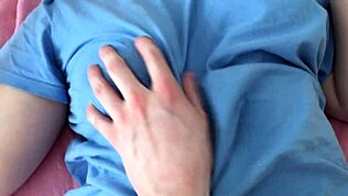 Beau-père frotte la chatte vierge de belle-fille jusqu'à éjac massive