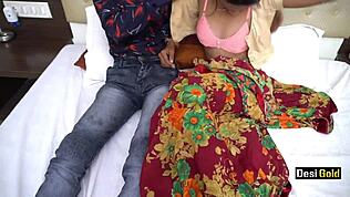 عاهرة قرية هندية حقيقية ممسكة في جلسة جنس قاسية خاصة