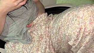 Petite Femme Fait Une Gorge Profonde Et Baise À Contrecœur.