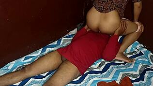 सौतेली माँ का वाइल्ड ट्रीट फुट फेटिश और फेस सिटिंग के साथ