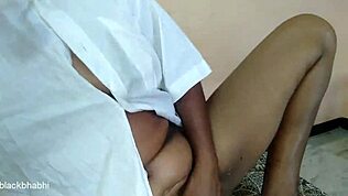 Siyah olgun hatun genç 18+ erkeğin yarağını dışarıda emiyor parmaklarken