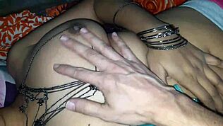 ऑफिस सेक्रेटरी प्रिया गर्म भारतीय मुलाकात में शामिल होती है