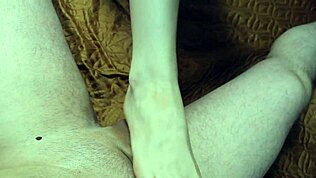 Topukluyla ayak iş yapıp külot koklayarak boşaltıyor