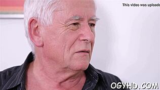 Вау! Красивая молодая 18+ красотка жестко трахается стариком!