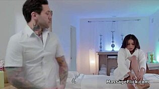 巨乳异国客户现在就渴望按摩师的鸡巴