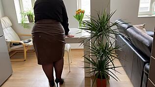 Hey, willst du sehen, wie diese geile Schwiegermutter ihre Muschi in Strumpfhosen reibt?