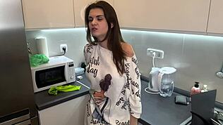 Хванах мащехата с дебел член, накара ме да й изсмуча спермата