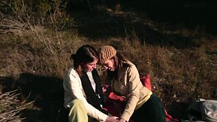 Ezek a vékony, petite leszbikus csajok vadulnak a szabadban, nyers intenzitással fedezik fel egymást.