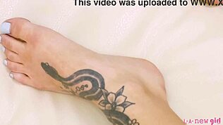 Gorąca brunetka ujawnia nagie ciało z bliska