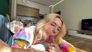 Jolie Asiatique à Taille Fine et Cheveux Bouclés Regarde un Film avec Lui