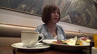 Gadis Indonesia Kirari, 21, Menggoda Dengan Puting Keras Dalam Aksi Blowjob POV, Pepek Licin Bersinar Semasa Menunggang.