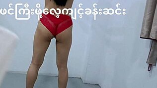 Fiatal ázsiai lány maszturbál egyedül természetes cicikkel