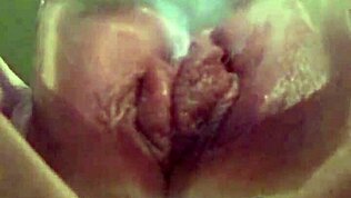 Su coño se bombeó e hinchó con la acción