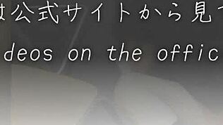 教室丑闻，她被同学射精而男友等待