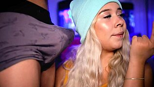 Napaljena blond latinka draži in fafa debel kurac tik pred kamero. Njena velika rit ukrade šov.