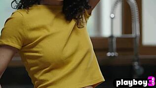 Majhna kodrastega najstnica 18+ modelka se sleče in pozira z majhnimi 18+ joškami.