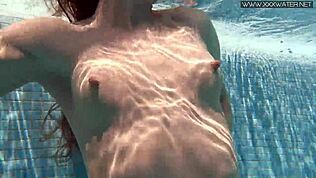 Nicole Pearl szexi fenekét rázza a medencénél bikiniben