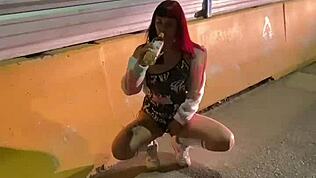 Desnuda en la calle y en casa de amigos. Solo relajándome con mi pandilla argentina teen 18+.