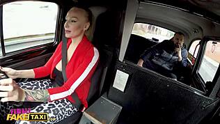 Kayla Green în taxi fals, CREAMPIED cu sâni mari afară!