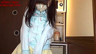 Милая миниатюрная Нана унижается с мочеиспусканием в подгузнике в домашнем хентай мастурбации