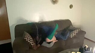 Biała przyrodnia siostra pieprzona na kanapie castingowej w ciasnych czarnych nylonach