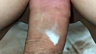 الشقراء الزانية تركب الزب لإنهاء كريمي ممتد. هي مهووسة بالإثارة المنزلية.