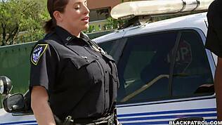 백인 경찰들이 거리에서 흑인 자지 빨아대네, 미친 장면이야!