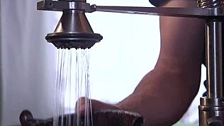 Dospělý chlap hrubě šuká prdel milfky v divném fetiši, sváže ji pro submisivitu a bondage