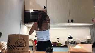 Perfekte brystvorter på kjøkkenkamera, bh-løse Sylvia med utrolige pupper, jeg er sjokkert