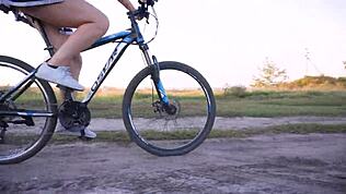 야외에서 자전거 타며 타이트 엉덩이 플래시, 팬티 테이징 업스커트 페티시