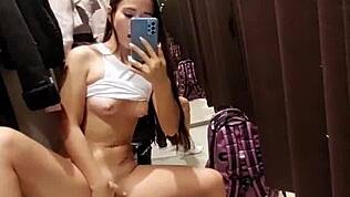 Sexy esmer, umumi soyunma odasında boşalmaya cesaret eder misin?