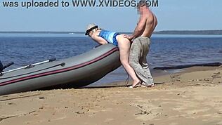 Gospa turistka, dražiš tega čolnarja za divjo jebo?