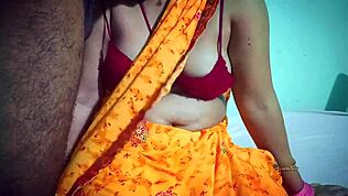 Söpö vastavihitty naapurin bhabhi nauttii kurkkunielusta kotona.